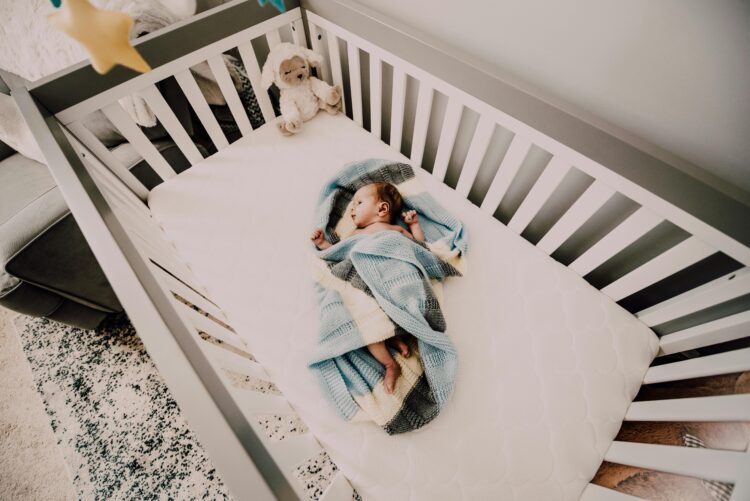 Wie man das Zimmer eines Babys gestaltet: Ein sicheres und gemütliches Refugium schaffen