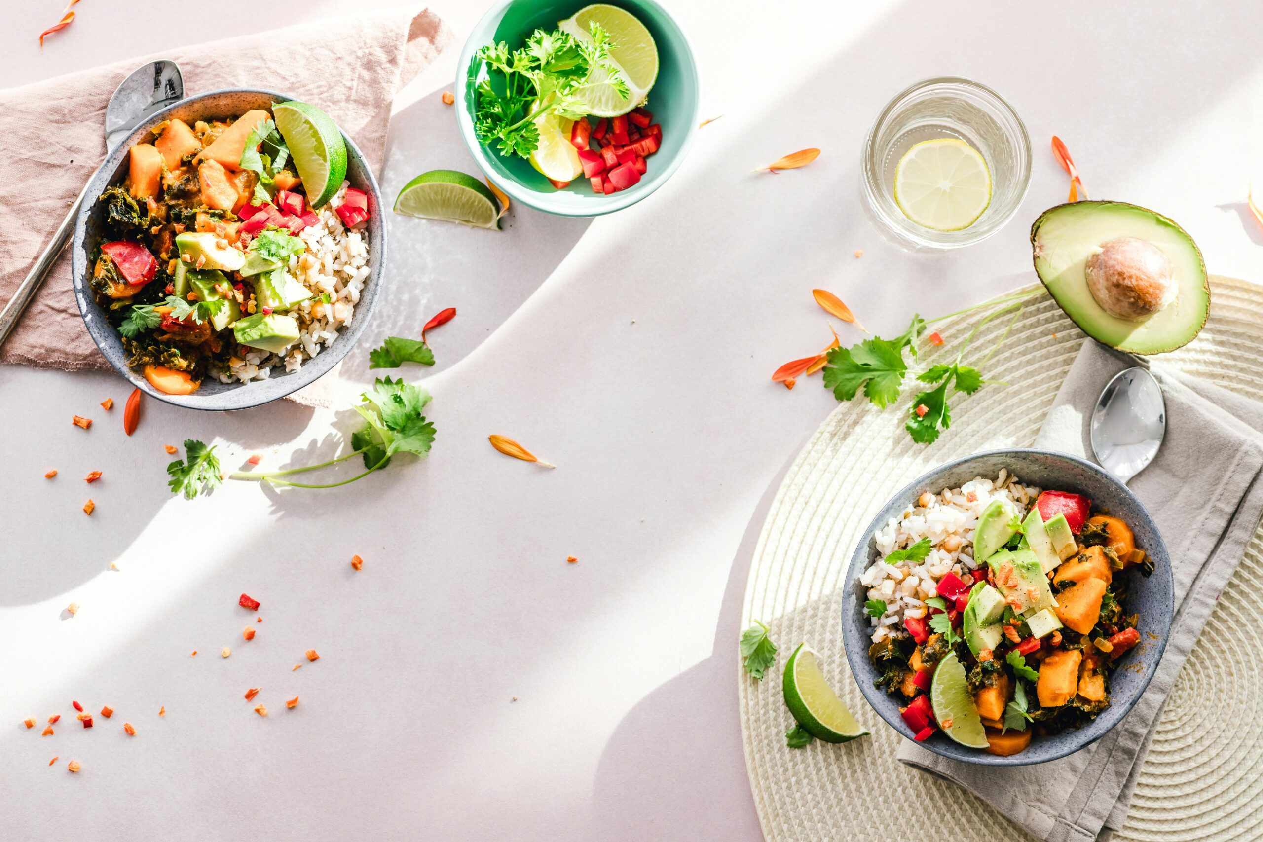 Wedgesalat mit Kokosnuss-Ranch-Dressing und Furikake-Gewürz