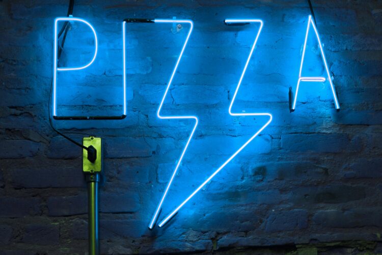 Pizza Hut und Yeastie Boys kollaborieren bei aufregendem New York-Style-Pizza-Bagel – Entdecke, wie du deinen kostenlos ergatterst!